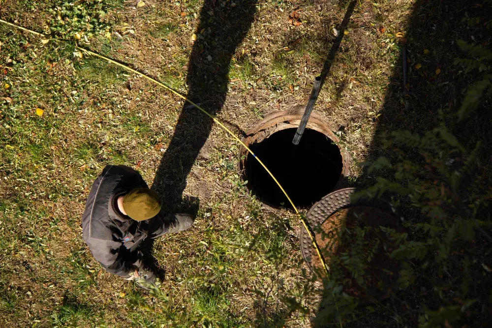 Limpeza de fossa Magé: quando fazer e quais os riscos da demora
